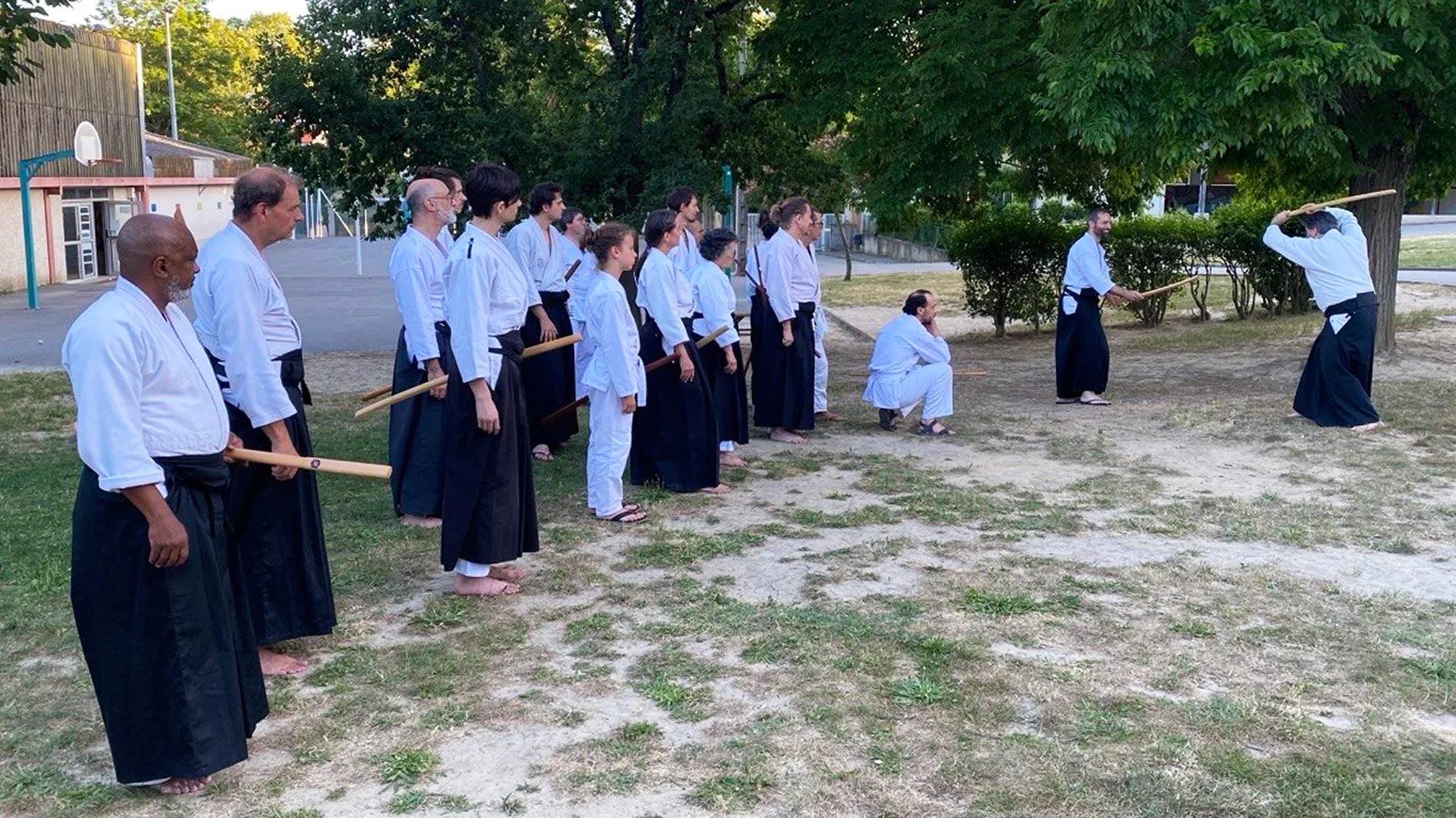 Jérémie Fuzeau partage les principes de l'aïkido traditionnel lors d'un cours en plein air consacré au travail des armes.