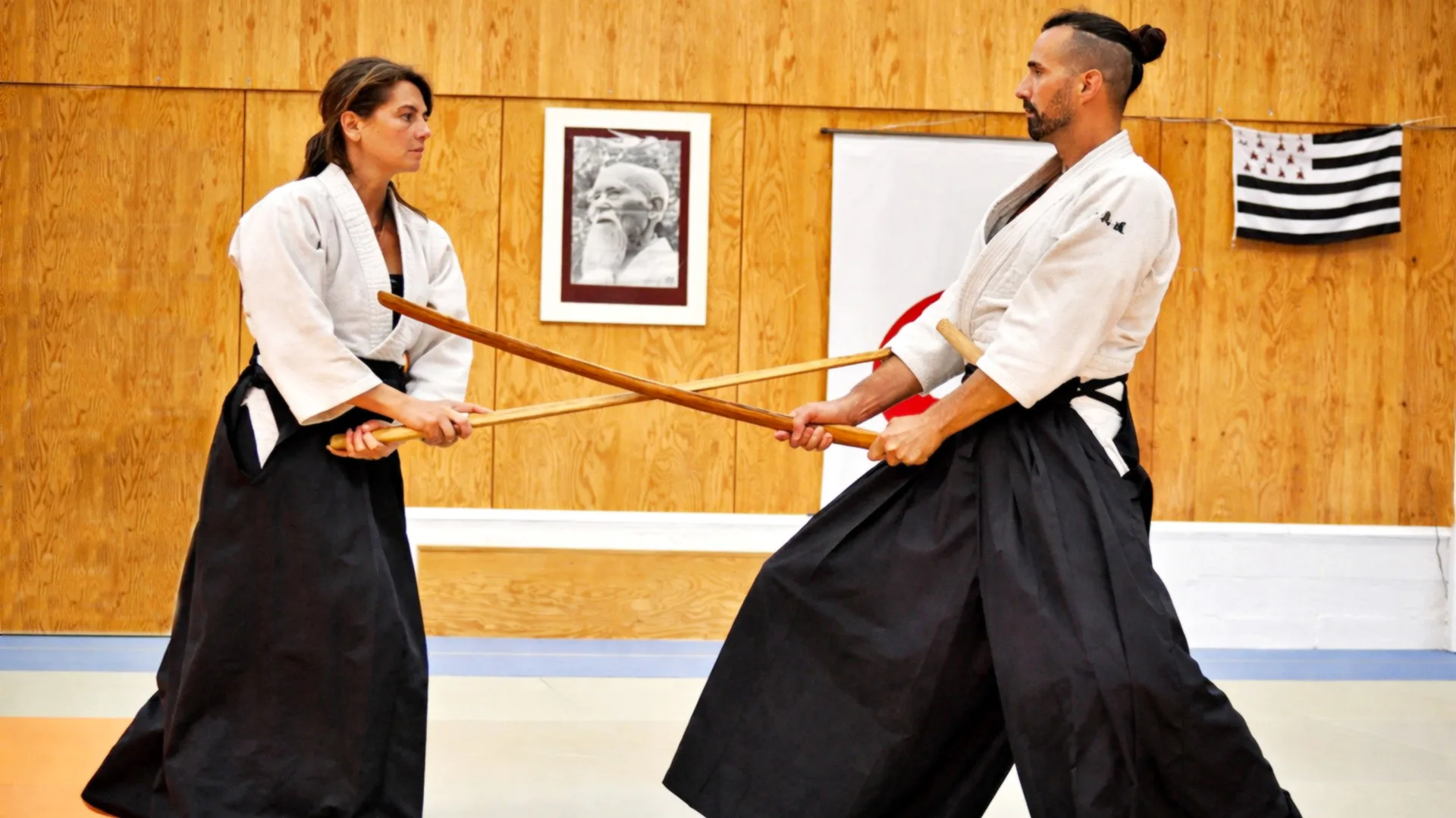 Kumi tachi où deux partenaires développent distance, timing, écoute et précision avec le bokken.