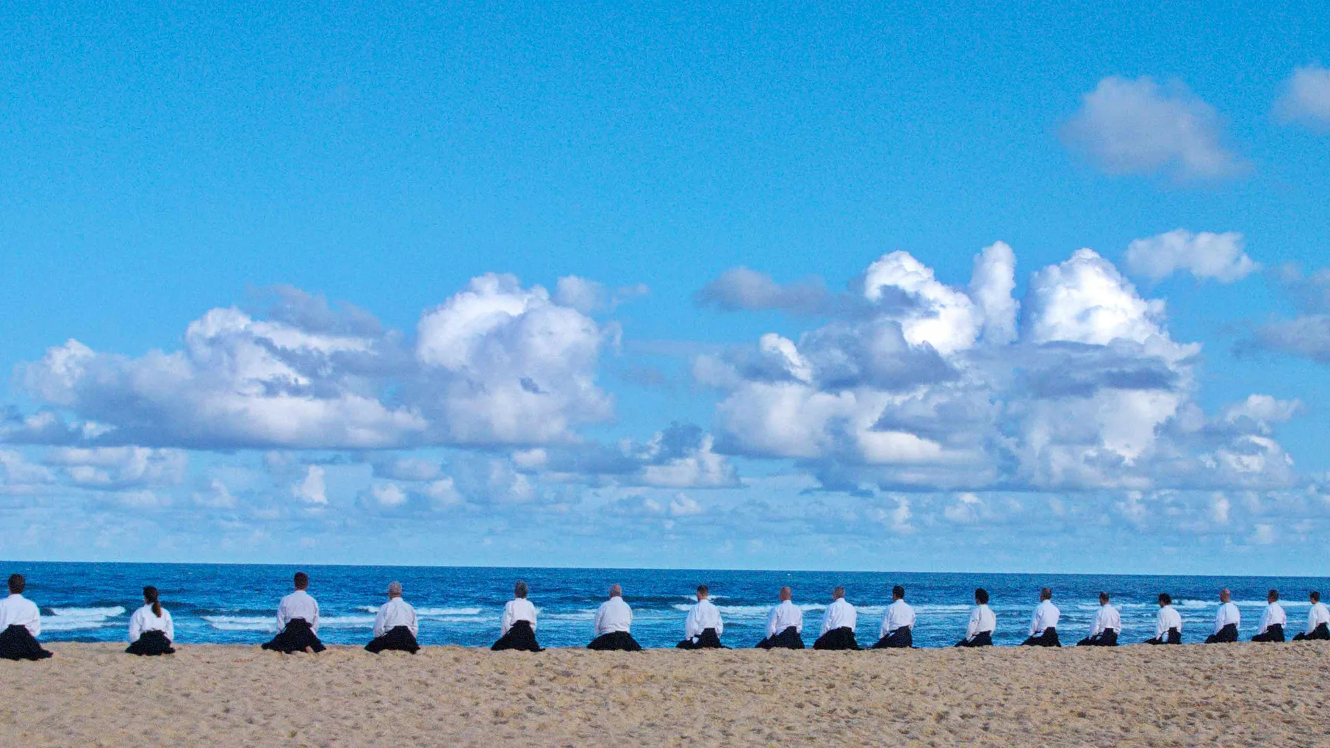 Moment de méditation face à l'océan pendant un stage d'aïkido traditionnel favorisant calme, respiration et présence.
