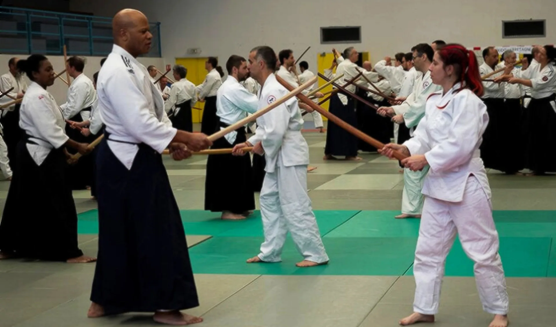 Kumi Tachi lors d'un stage d'aïkido traditionnel par Alain Peyrache, développant précision, mobilité et coordination.