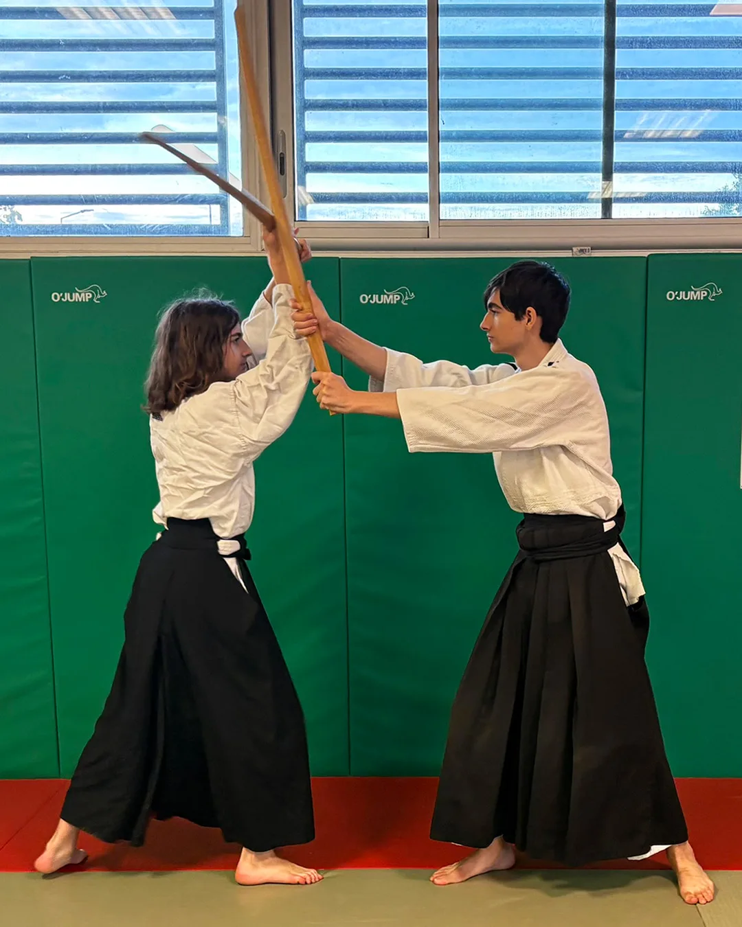 Pratique de l'aiki-ken au bokken pour développer la distance, le timing et l'harmonie du mouvement.