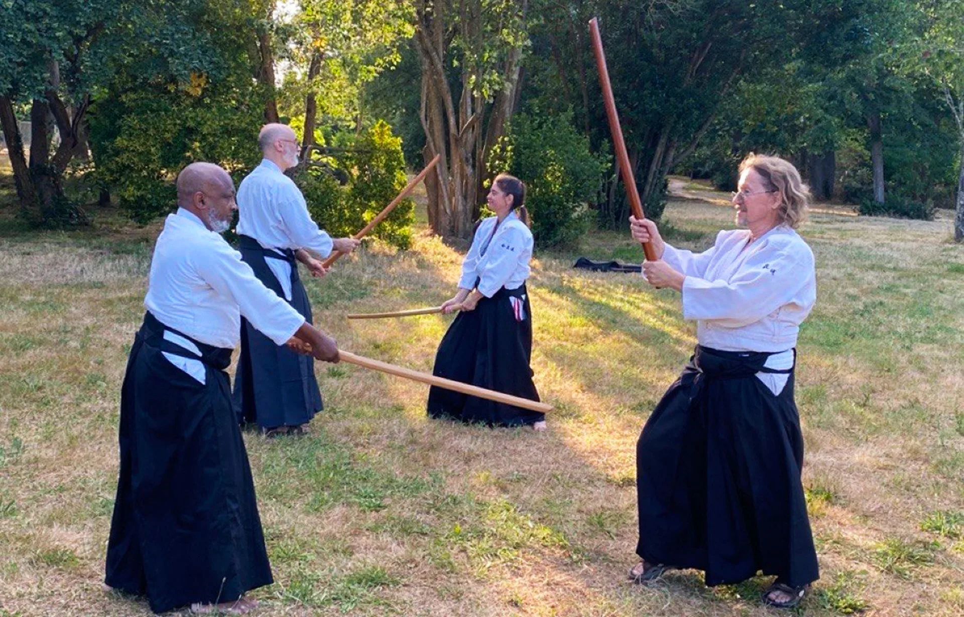 Exercice collectif de bokken où les partenaires développent coordination, distance juste et harmonie du mouvement.