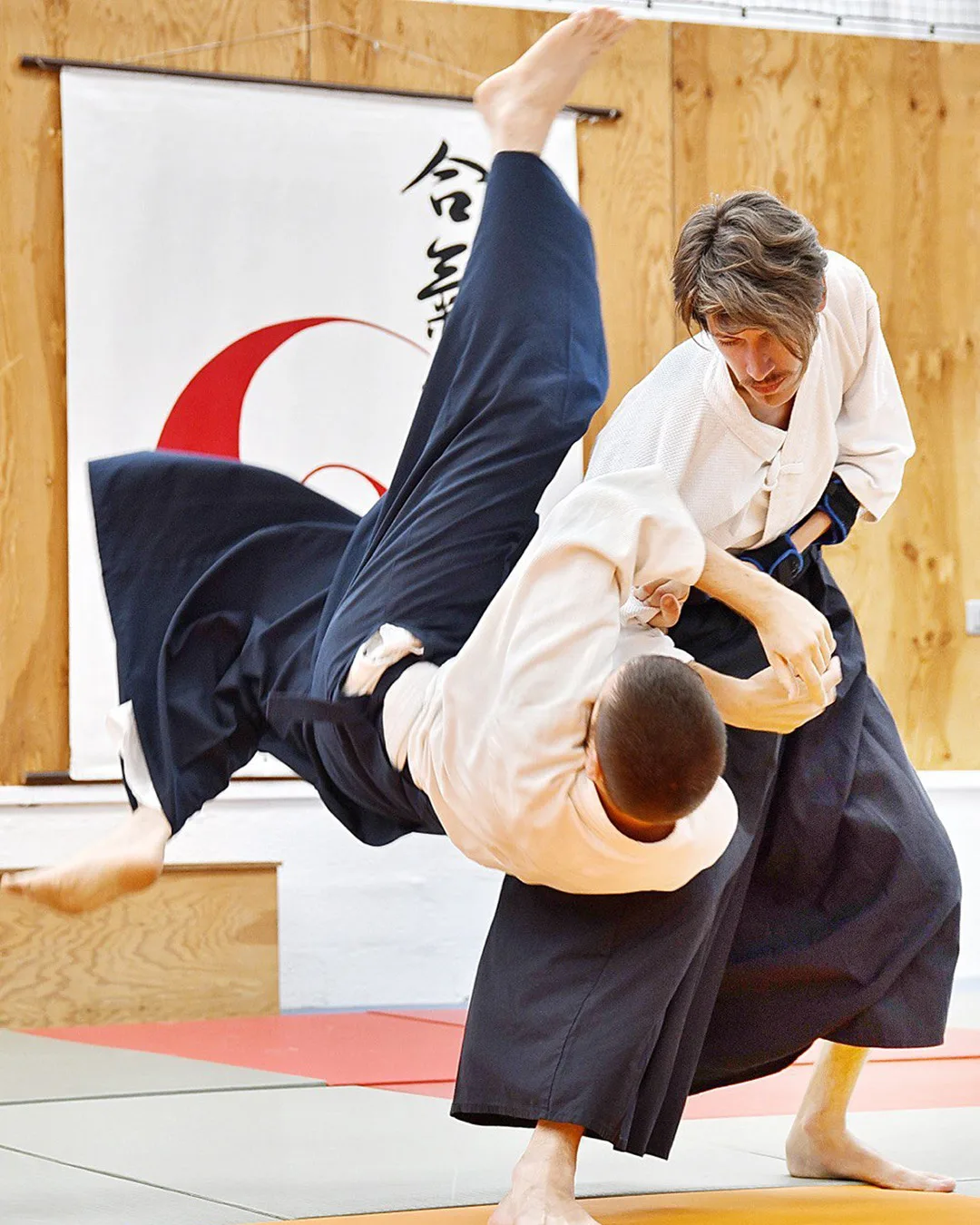 Deux pratiquants développent l'écoute, le placement et la fluidité dans une pratique d'aïkido traditionnel.