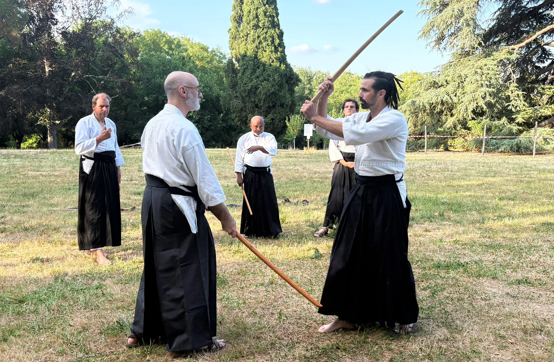 Démonstration Christophe Ferragne sur les principes du bokken en extérieur dans une pratique attentive et respectueuse.