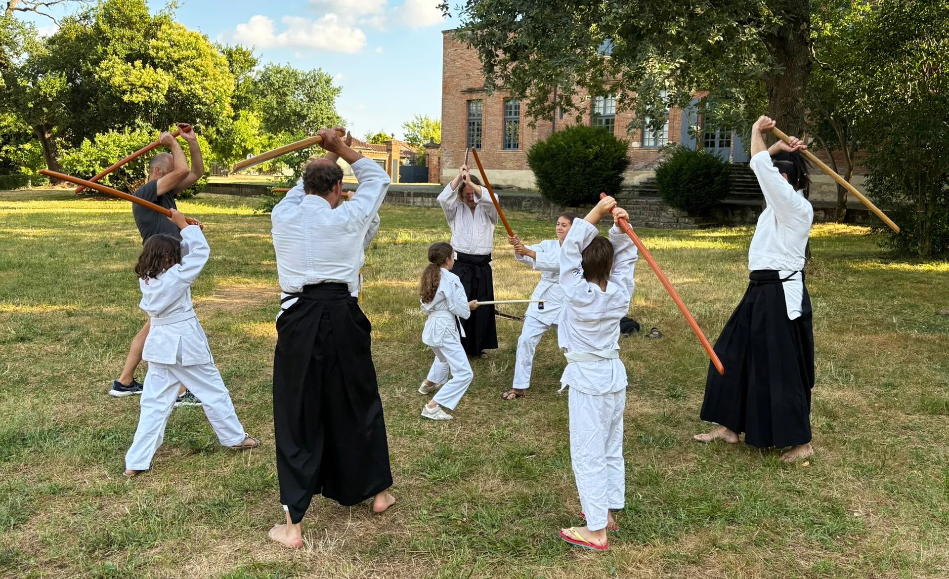 Exercice collectif de bokken favorisant l'écoute, la coordination et l'adaptation au sein du groupe.