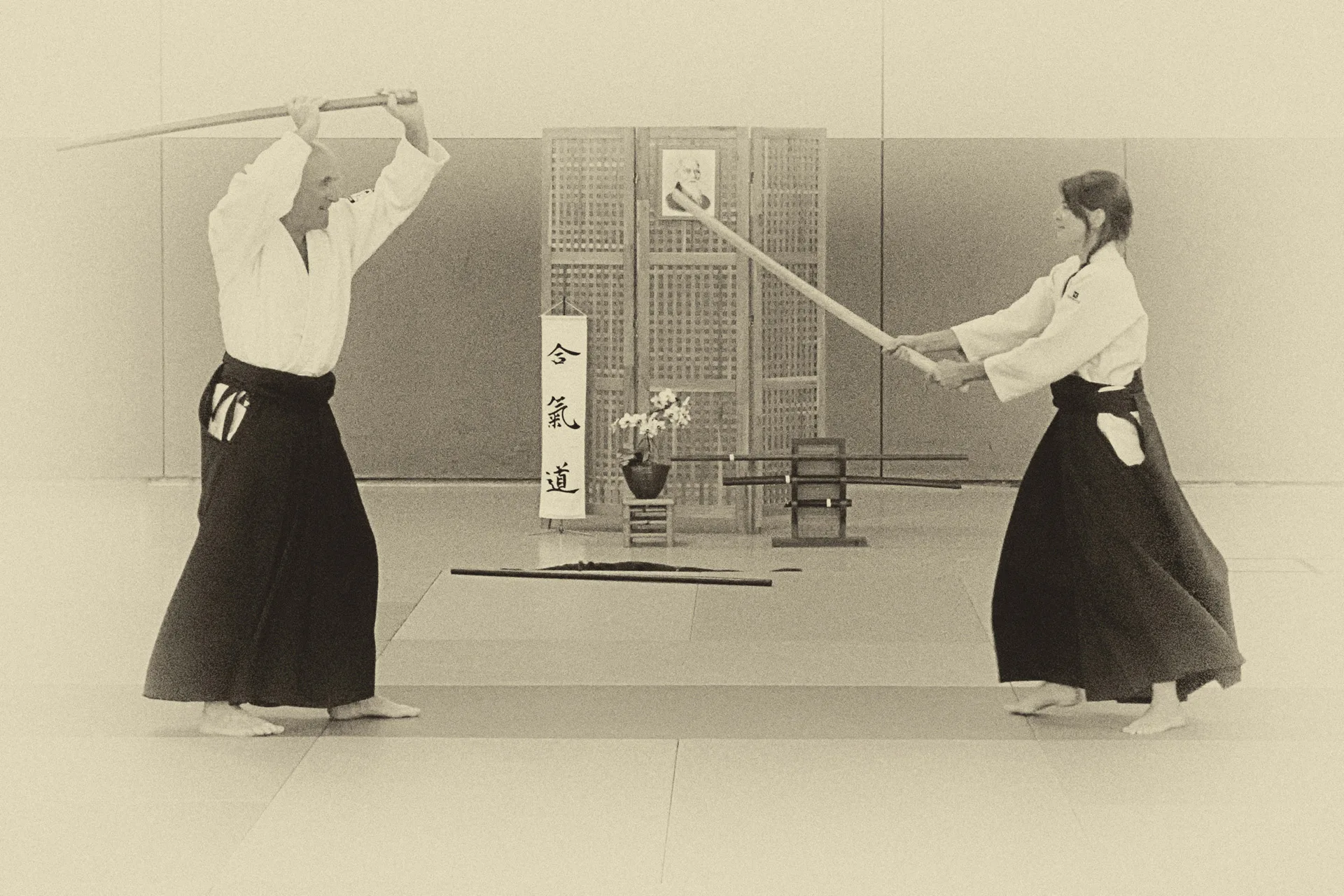 Pratique du kumitachi en aïkido traditionnel, travail à deux favorisant la précision, l'écoute et la transmission.